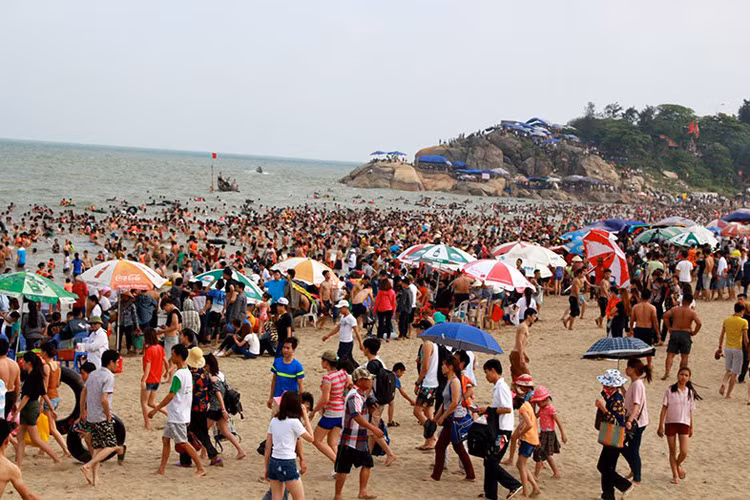 Trong những ngày gần đây lượng người đổ về Sầm Sơn nhanh chóng tăng lên, nhất là vào cuối giờ chiều.