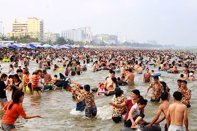 Ngay cả ở dưới mặt nước cũng quá tải người.