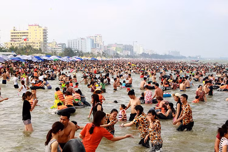 Đông đảo các gia đình, nhóm bạn trẻ, cơ quan đoàn thể tổ chức đi nghỉ mát nhân dịp này.