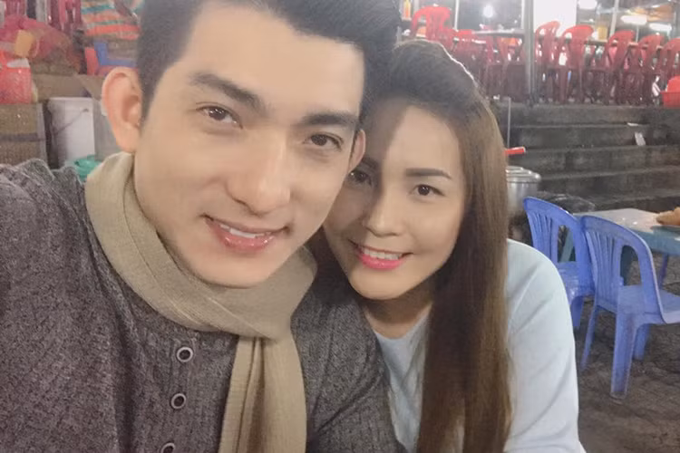Nói về mối quan hệ mới, chồng cũ của Phi Thanh Vân cho hay: “Tình yêu chúng tôi rất đơn giản, mộc mạc và chúng tôi cần sự bình yên từ mọi phía”. Ảnh: FBNV