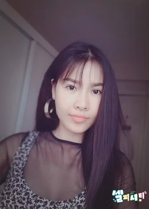 “10 năm trước Vân đã có ý định đập cả mặt đi xây lại rồi nhưng vì lo sợ, sợ đau, sợ làm xong bị hỏng thì đúng là không biết phải làm sao, nhưng đúng là quá may cho cuộc đời của Vân, Vân có dịp qua Hàn Quốc để đi học về ngành thẩm mỹ”, Quế Vân chia sẻ. Ảnh: FBNV
