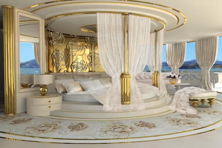 Cabin của chủ nhân du thuyền vô cùng xa hoa với giường cỡ lớn, màn treo và hiên riêng (Ảnh: upscalelivingmag.com)