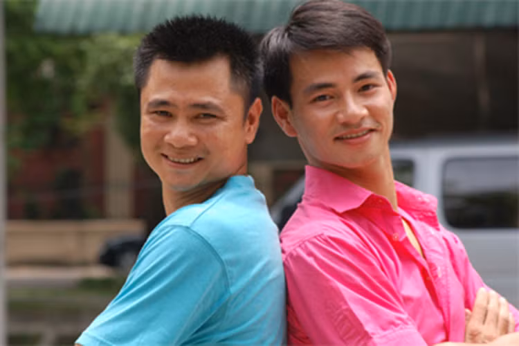 Hồi sinh viên, Xuân Bắc và Tự Long đã quen biết nhau khi cùng làm MC cho Vọng quán. Năm 1998, Xuân Bắc và Tự Long đều tốt nghiệp ra trường. Trong khi Xuân Bắc làm việc tại Nhà hát Kịch Việt Nam thì Tự Long về đầu quân ở Đoàn chèo Tổng cục Hậu cần. Ảnh: thethaovanhoa
