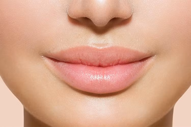 1. Môi lớn, căng mọng Những người có đôi môi với hình dáng như thế này được cho rằng sinh ra để chăm sóc người khác. Họ có một bản năng làm mẹ bẩm sinh và mạnh mẽ, luôn mong muốn bảo vệ mọi người. Trong bất kỳ tình huống căng thẳng nào, họ sẽ đặt mọi người lên trên bản thân mình. Những người có tướng môi thế này thường sẽ là những bậc phụ huynh tuyệt vời. 