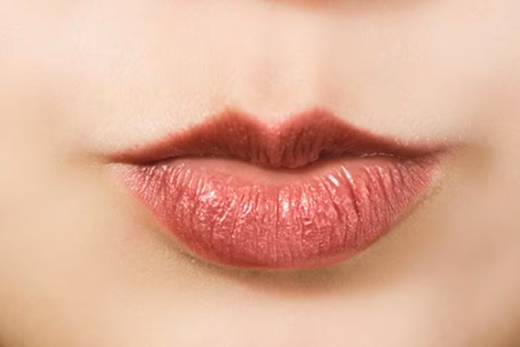 3. Môi dưới lớn hơn môi trên Thật sự những người này không sinh ra để làm những công việc văn phòng. Họ biết chắc rằng còn nhiều điều thứ thú vị ngoài kia hơn là cứ ngồi trong 4 bức tường nhàm chán. Họ có khả năng tự tìm niềm vui cho chính bản thân mình. Họ luôn tràn đầy năng lượng, hòa đồng và đam mê khám phá những nơi mới lạ. 