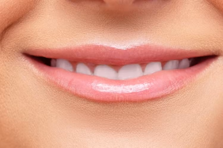 5. Môi mỏng Những người có làn môi mỏng thường là những người rất cô đơn, họ thích được ở một mình. Nhưng họ có khả năng tự lực và có thể đối phó với bất kỳ vấn đề nào. Họ có thể đến viện bảo tàng hay đi du lịch đến những địa điểm mới lạ mà không cần người dẫn đường. Tuy vậy họ là người cảm thấy thoái mái khi ở nhà cùng mọi người, họ tìm được tiếng nói chung và đánh giá cao hành động của mọi người. 