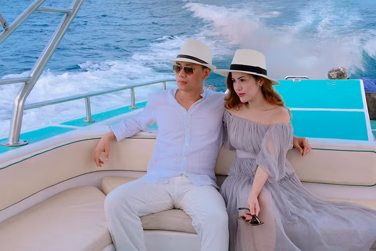 Giữa tin đồn ly hôn, bà xã Việt Anh viết: “Có phải ban cho mẹ 1 thiên thần rồi cũng sẽ lấy 1 thứ khác của mẹ có phải không con!”. Trong khi đó, chia sẻ với Vietnamnet, nam diễn viên phim “Người phán xử” cho hay: “Chuyện linh tinh đó, vợ chồng tôi không có gì đâu”. Ngoài vợ chồng Việt Anh, nhiều cặp sao Việt vướng tin đồn chia tay. Ảnh: FBNV