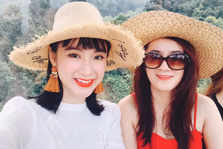 Angela Phuong Trinh khoe anh me tre den ngo ngang