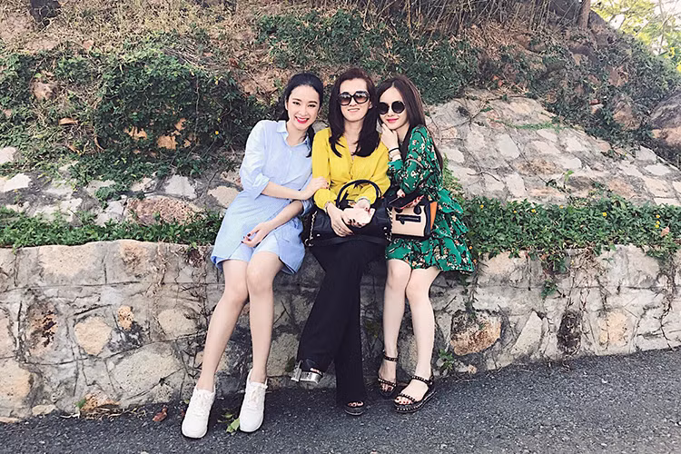 Lên tiếng phân trần, Angela Phương Trinh đã cho hay cô nhiều lần đề nghị mẹ nghỉ bán nhưng bà từ chối vì công việc bán xôi là niềm hạnh phúc. Ảnh: FBNV