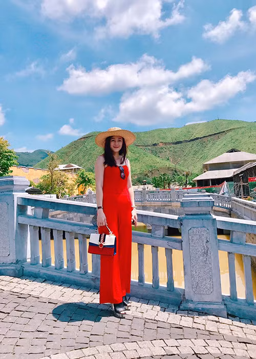 Mẹ của nữ diễn viên “Sứ mệnh trái tim” sở hữu vóc dáng thon gọn cùng làn da trắng. Ảnh: FBNV