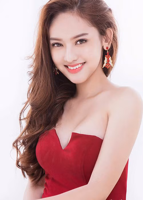 Chưa lên sóng, The Face mùa 2 còn gây ồn ào bởi dàn thí sinh hot girl thị phi. Theo đó, ở vòng sơ tuyển online, ban tổ chức nới lỏng điều kiện ứng tuyển. Bởi vậy, không ít hot girl như Thúy Vi, Bà Tưng..có cơ hội ứng tuyển. Ảnh: FBNV