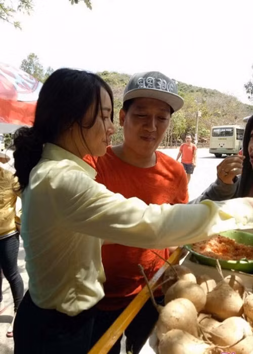 Tuy nhiên, không lâu sau đó, hình ảnh thân mật của Nhã Phương và Trường Giang trên phim trường đã dập tan tin đồn. Theo đó, Trường Giang đã lặn lội đến thăm và chăm sóc Nhã Phương. Mặc xung quanh có đông người, cả hai vẫn thân mật. Ảnh: Đời sống pháp luật