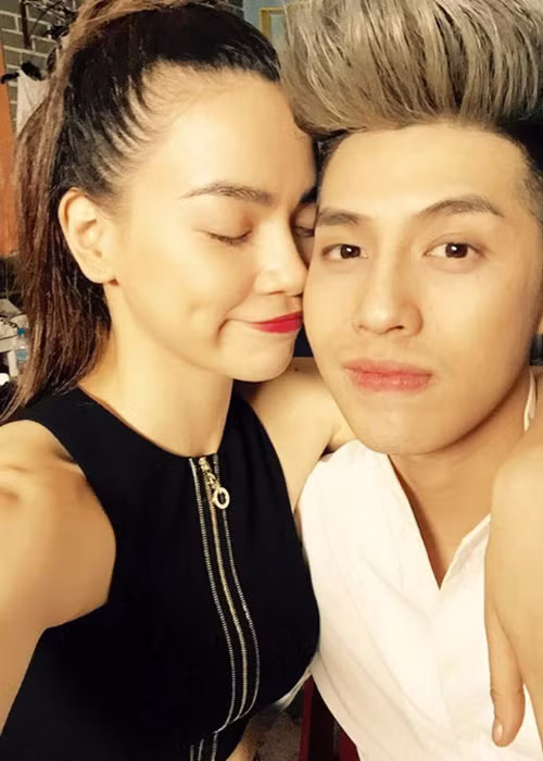 Mỗi khi xuất hiện bên Hồ Ngọc Hà, Noo Phước Thịnh thường xuyên dành những hành động, cử chỉ tình cảm cho đàn chị. Cả hai cũng không ngần ngại chia sẻ tình cảm yêu mến dành cho nhau. Ảnh: Dân Việt