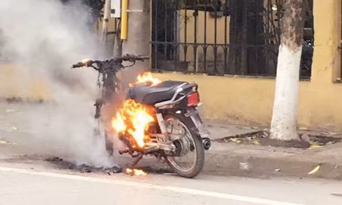 Nam thanh nien tu dot xe may sau man doi co voi CSGT