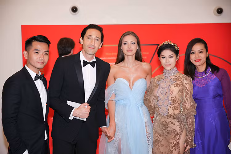 Adrien Brody bày tỏ sự thú vị khi gặp gỡ Ngọc Thanh Tâm và Phạm Hồng Phước. Anh hy vọng sẽ có dịp được tới Việt Nam trong một tương lai gần cùng với bạn gái - siêu mẫu Lara Lieto.