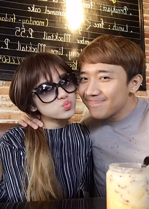 Trên trang cá nhân, nam MC thường xuyên cập nhật hình ảnh của mình đến người hâm mộ. Trong ảnh, Trấn Thành và Hari Won vui vẻ bên nhau. Ảnh: FBNV