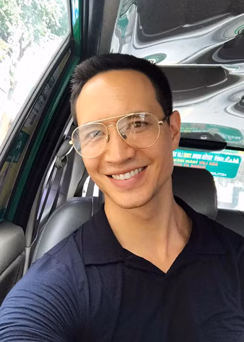 Cách giao tiếp của Kim Lý khiến nhiều người xung quanh anh hài lòng và khen ngợi. Anh cũng rất thông minh, khéo léo mỗi khi trả lời phỏng vấn. Ảnh: FBNV