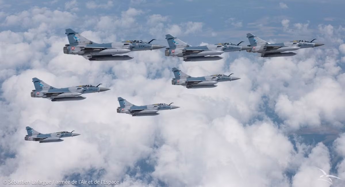 Dù Mirage 2000 có hiệu suất tốt trong thời gian nó được phát triển, nhưng so với các máy bay chiến đấu hiện đại, nó có thể bị hạn chế về khả năng tác chiến, tầm hoạt động, và tải trọng vũ khí. Ảnh: Armée de l'Air et de l'Espace.