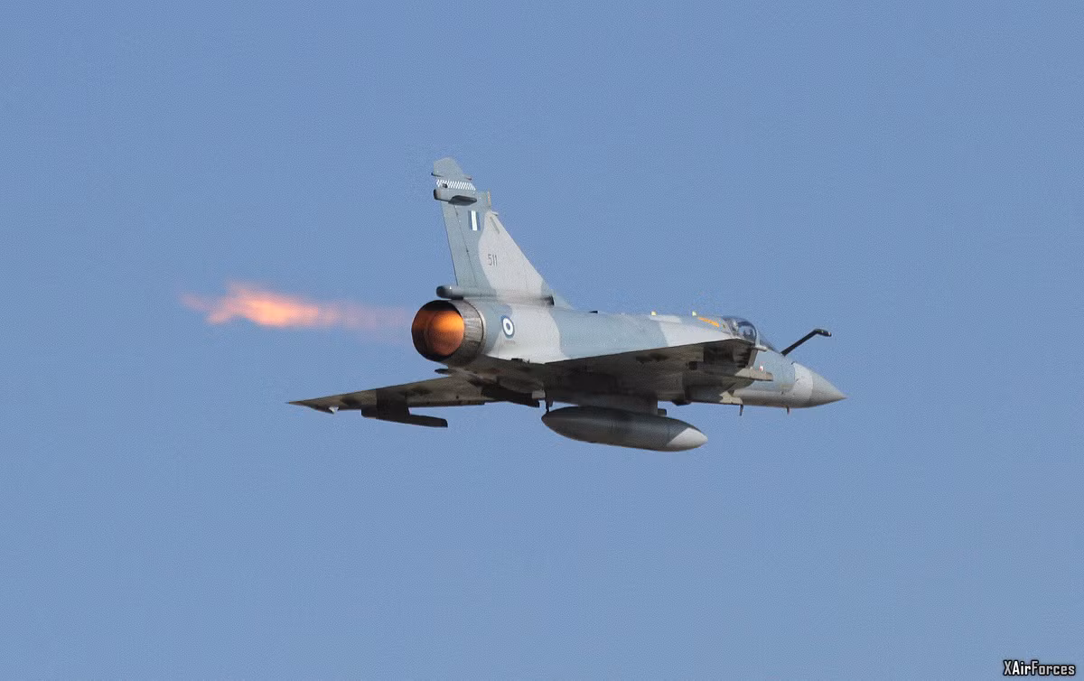 Mirage 2000 được phát triển từ những năm 1980, và dù có những bản nâng cấp, thiết kế cơ bản của nó đã lỗi thời so với các máy bay chiến đấu thế hệ mới. Việc duy trì và hiện đại hóa các máy bay cũ này trở nên không hiệu quả và tốn kém. Ảnh: XairForces. 
