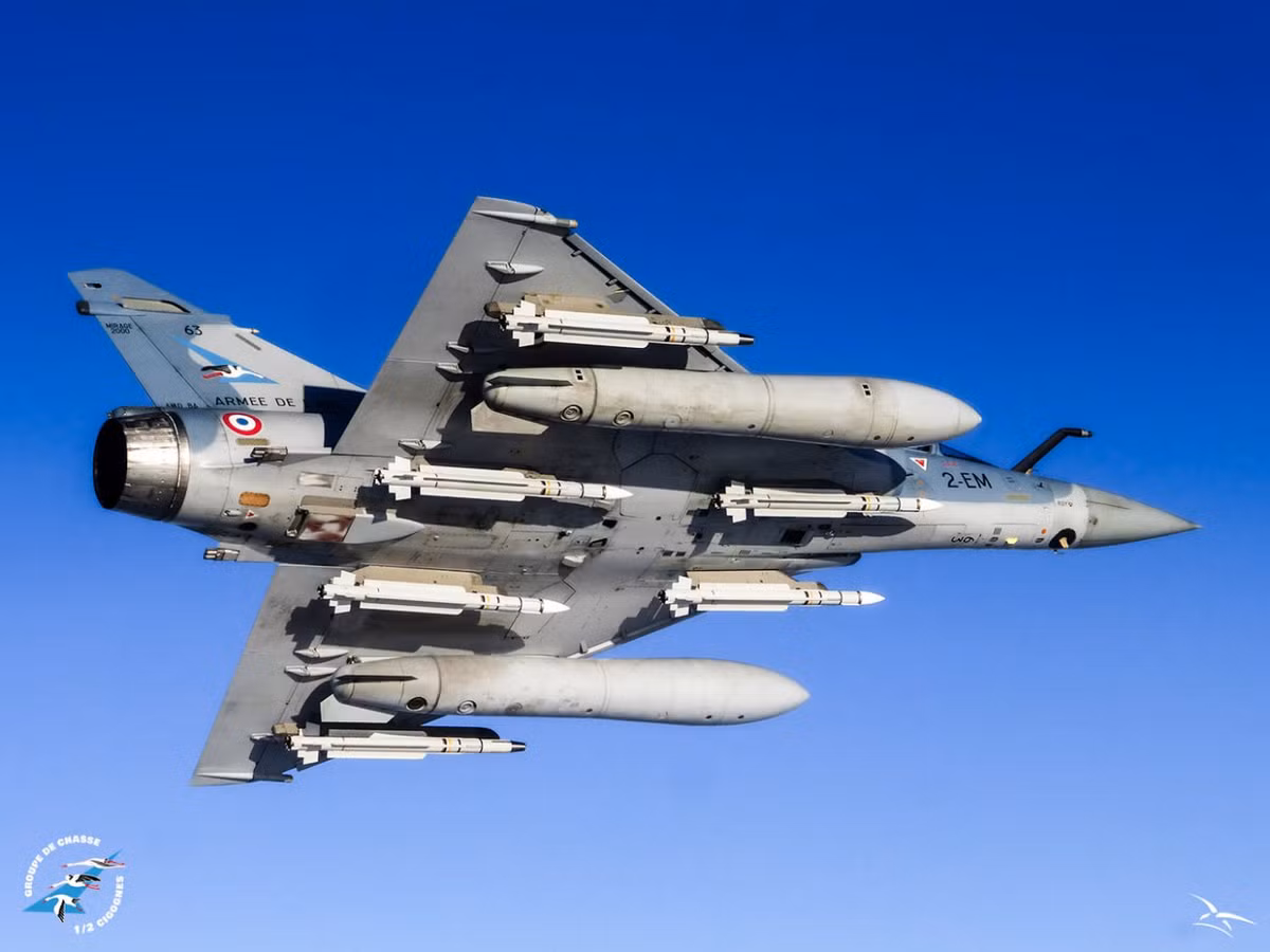 Theo tổng hợp của Defense Express, một số quốc gia sử dụng Mirage 2000 đang phải cân nhắc giữa việc nâng cấp hoặc thay thế bằng các máy bay chiến đấu mới để duy trì khả năng tác chiến. Ảnh: Armée de l'Air et de l'Espace. 