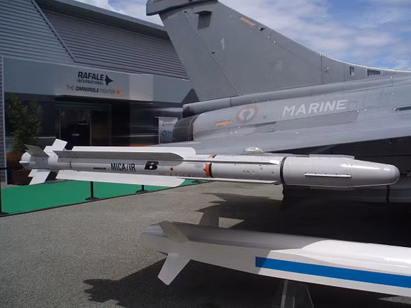 Hợp đồng mới này sẽ nâng tổng số máy bay Rafale mà Pháp đặt hàng lên 234 chiếc, trong đó có những chiếc máy bay được trang bị theo tiêu chuẩn sản xuất F4, bao gồm cả nâng cấp hệ thống tự vệ Spectra và tên lửa phòng không Mica. Các máy bay mới này dành cho Lực lượng Không quân và Vũ trụ Pháp sẽ là phiên bản một chỗ ngồi và dự kiến sẽ được chuyển giao vào năm 2027. Ảnh: Tên lửa đầu dò hồng ngoại MICA trang bị trên máy bay tiêm kích Rafale (Nguồn: Army Regconition).