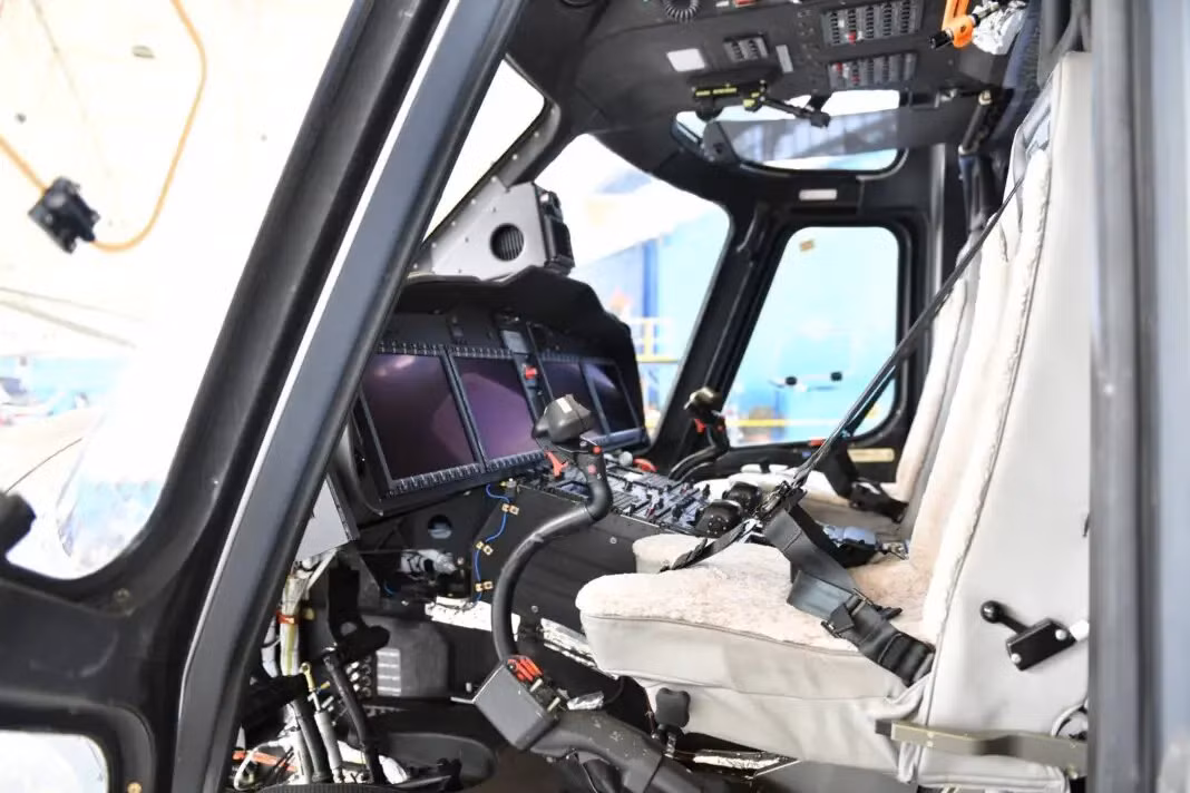 Cabin của AW-149 được trang bị bộ điều khiển kép và tích hợp hệ thống hình ảnh hồng ngoại nhìn về phía trước (FLIR), hệ thống chiếu sáng tương thích với kính nhìn đêm, bốn màn hình tinh thể lỏng ma trận chủ động, thiết bị định vị khẩn cấp và hệ thống định vị cá nhân, cùng nhiều thiết bị tiên tiến khác. Nguồn: Leonardo.