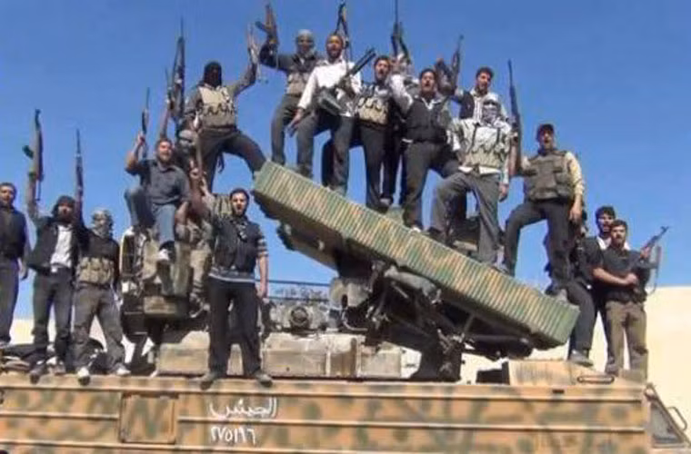 Phiến quân IS và các lực lượng nổi dậy khác ở Syria đã chiếm giữ số lượng nhỏ tên lửa 9K33 Osa từ các căn cứ Quân đội Syria, các kho vũ khí dự trữ…