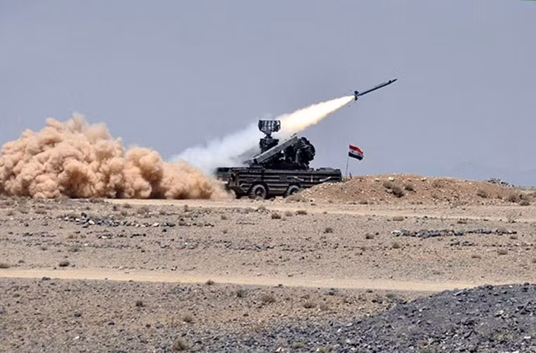 Ảnh: Tổ hợp tên lửa phòng không 9K33 Osa của Quân đội Syria khai hỏa tên lửa trong một cuộc tập trận.
