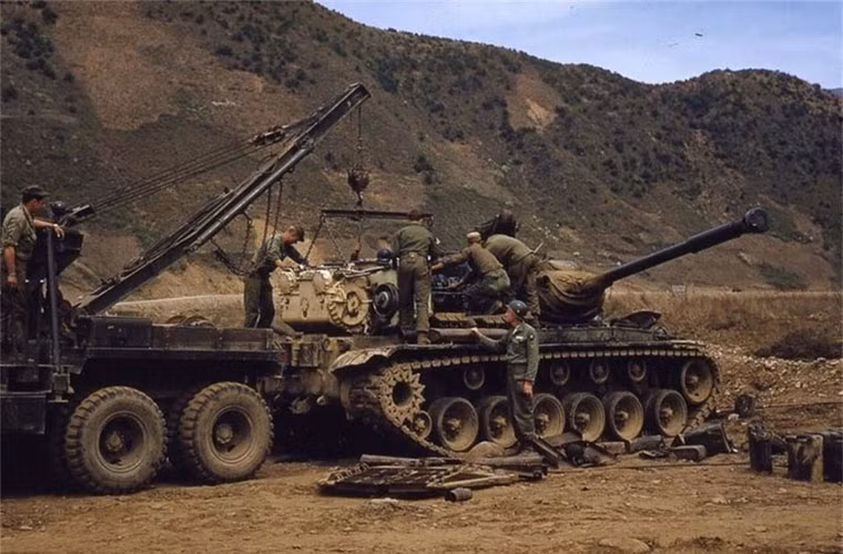 Trong ảnh, các binh sĩ Mỹ đang tháo động cơ chiếc Patton để bảo dưỡng, sửa chữa.