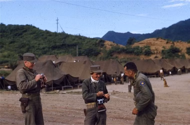 Tốp sĩ quan Mỹ đang nói chuyện với nhau.