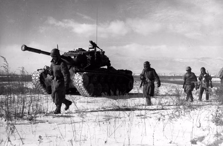 M46 Patton được trang bị động cơ chạy xăng công suất 810 mã lực cho tốc độ tối đa 48km/h. Ảnh: Xe tăng Patton đi kèm bộ binh tùng thiết tuần tra khu vực chiến sự.