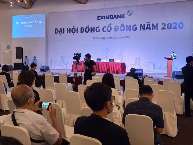 Vong xoay tranh gianh quyen luc Eximbank, kinh doanh troi sut... co dong 