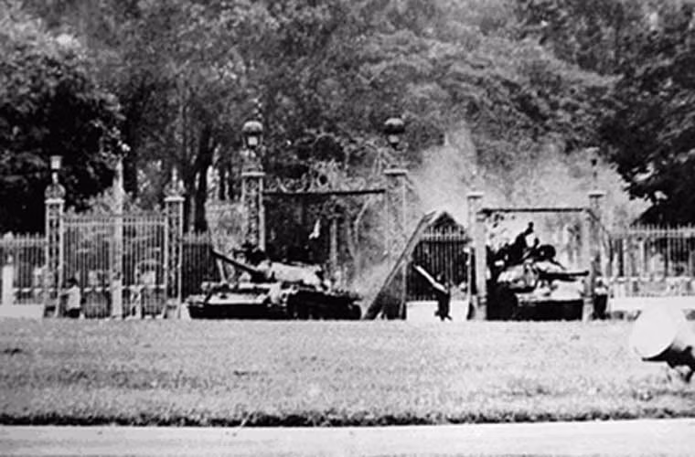 Trưa ngày 30/4/1975, sau khi tiêu diệt cụm chốt cuối cùng của quân đội VNCH tại cầu Thị Nghè tiểu đoàn 1 (Lữ đoàn 203) đã tiếp cận cổng Dinh Độc Lập qua ngả Thảo Cầm Viên. Xe tăng 843 lao vào húc cánh cổng phụ bên trái của dinh nhưng bị kẹt lại. Còn xe tăng 390 do Chính trị viên Đại đội Vũ Đăng Toàn chỉ huy húc đổ cánh cổng chính và tiến vào sân Dinh Độc Lập. Hình ảnh chiếc 390 lao vào húc đổ cánh cổng cơ quan đầu não chính quyền VNCH đã đi vào lịch sử đất nước.