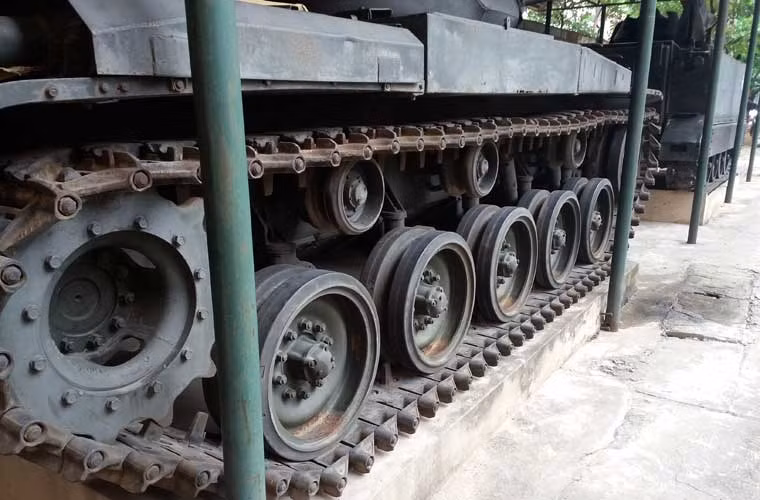 Hệ thống truyền động xe tương tự M48 với 5 bánh chịu lực, bánh phụ trợ kéo căng xích.