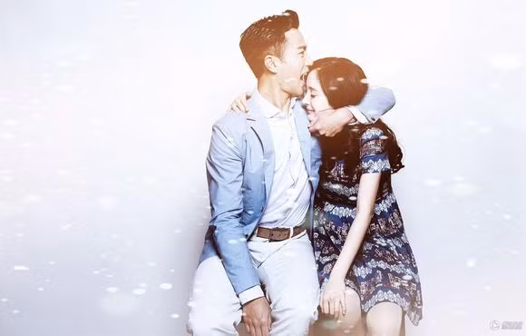 Dương Mịch cũng không kém phần xinh đẹp rạng ngời khi khoe ảnh bầu hạnh phúc bên chồng. Ảnh: Yeah