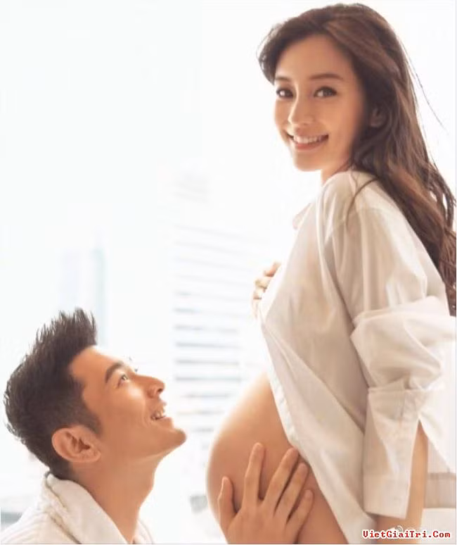 Angela Baby chụp ảnh bầu bí cùng chồng để lưu giữ những khoảnh khắc đẹp nhất của người phụ nữ. Ảnh: Vietgiaitri