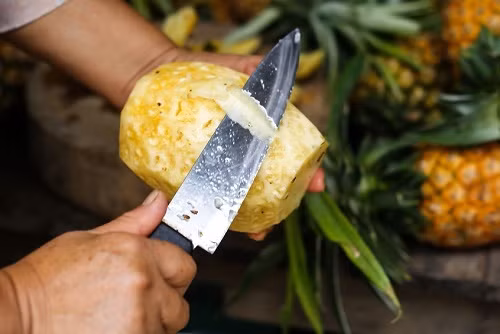 Theo một nghiên cứu mới đây được các chuyên gia Trung Quốc công bố, trong dứa có 3 chất hữu cơ có thể gây dị ứng, ngộ độc hoặc tổn hại xấu đến sức khỏe của bạn nếu ăn dứa sai cách. Ảnh: VietQ.