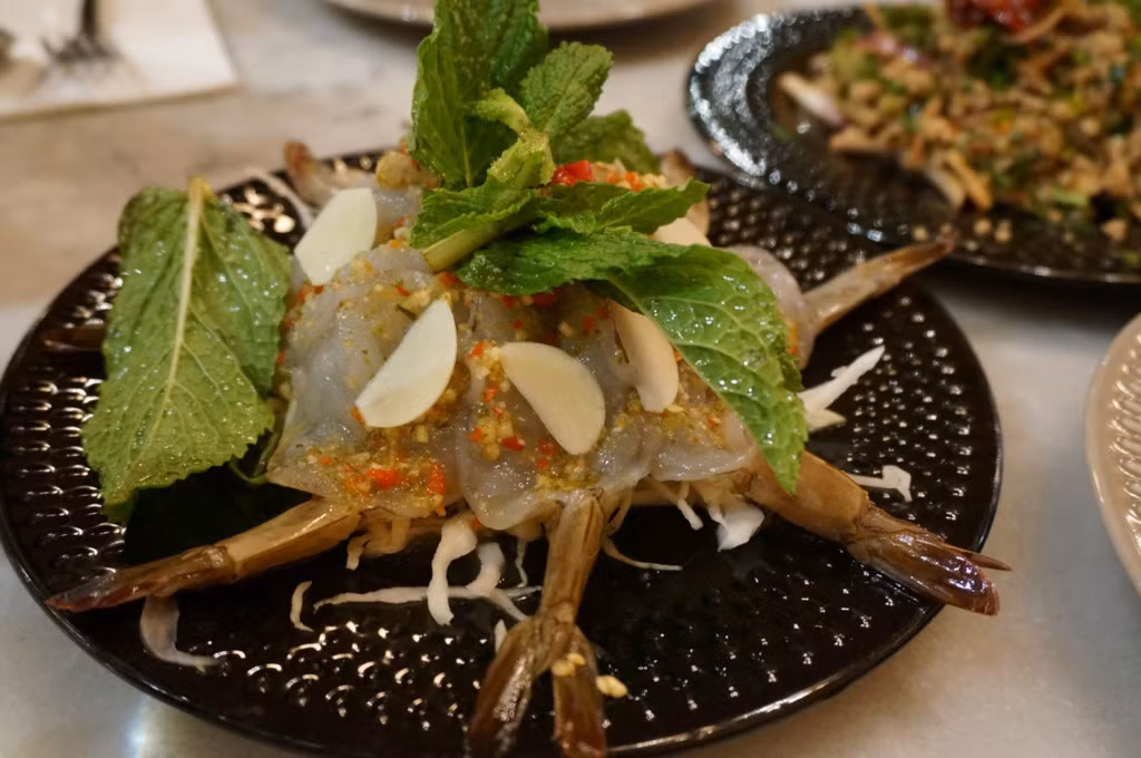 Người Thái còn có món tôm tít sống rưới nước mắm, ớt và rau thơm cũng rất được yêu thích.