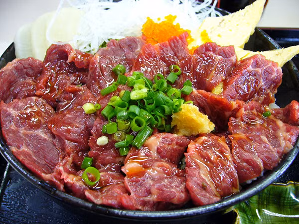 Mặc dù còn sống tươi nguyên nhưng món ăn sống này mềm, ngọt, không hề bị tanh như tưởng tượng.