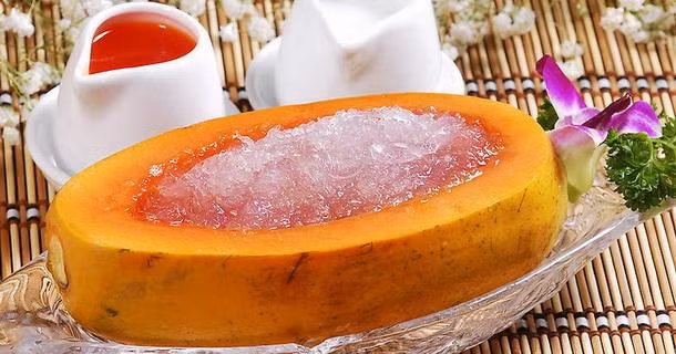 Người bị bệnh dạ dày nên tránh ăn đu đủ trong mọi mùa vì loại quả này có rất nhiều nhựa và một số chất có hại cho dạ dày của bạn. Ảnh: Ẩm thực 365.