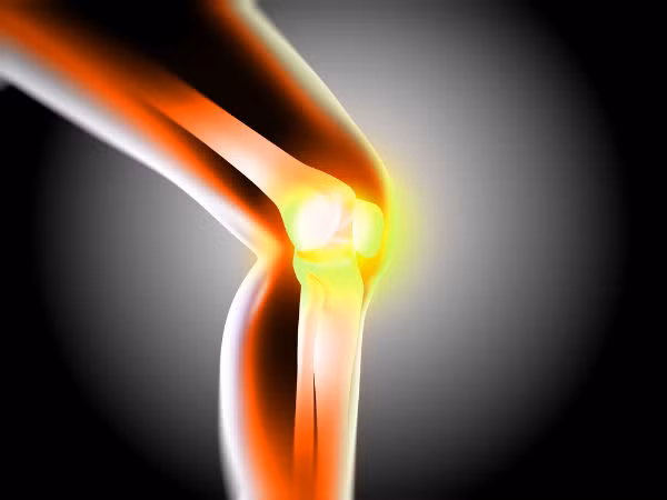 Nam giới cũng là nhóm người có nguy cơ bị loãng xương và đau nhức xương khớp rất cao nếu cơ thể thiếu vitamin D. Vì loại vitamin này chính là tác nhân quan trọng giúp cơ thế hấp thu canxi tốt hơn. Thiếu vitamin D khiến cho lượng canxi cạn kiệt, làm suy yếu xương và tăng nguy cơ gãy xương.