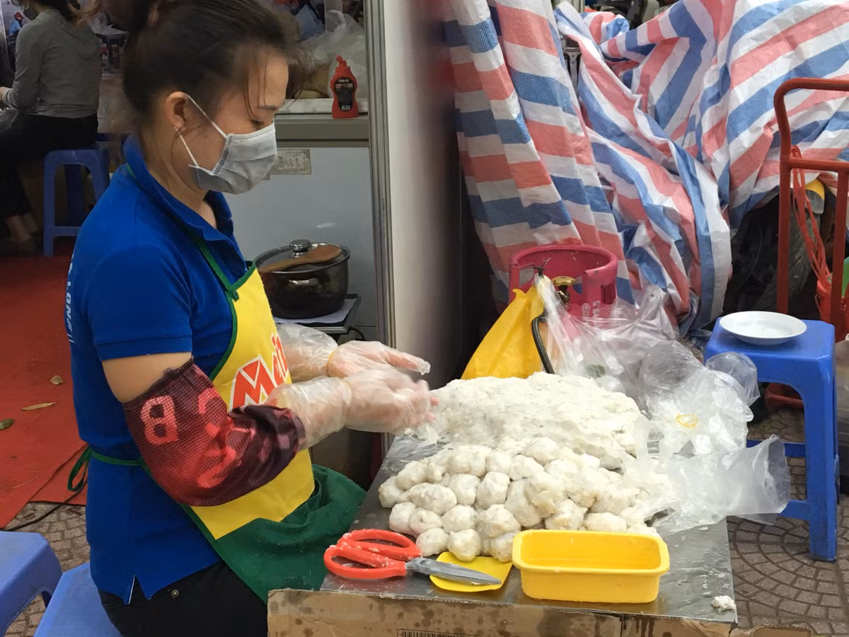 Đây là một công đoạn trong quy trình chế biến ra món chả mực Hạ Long trứ danh .