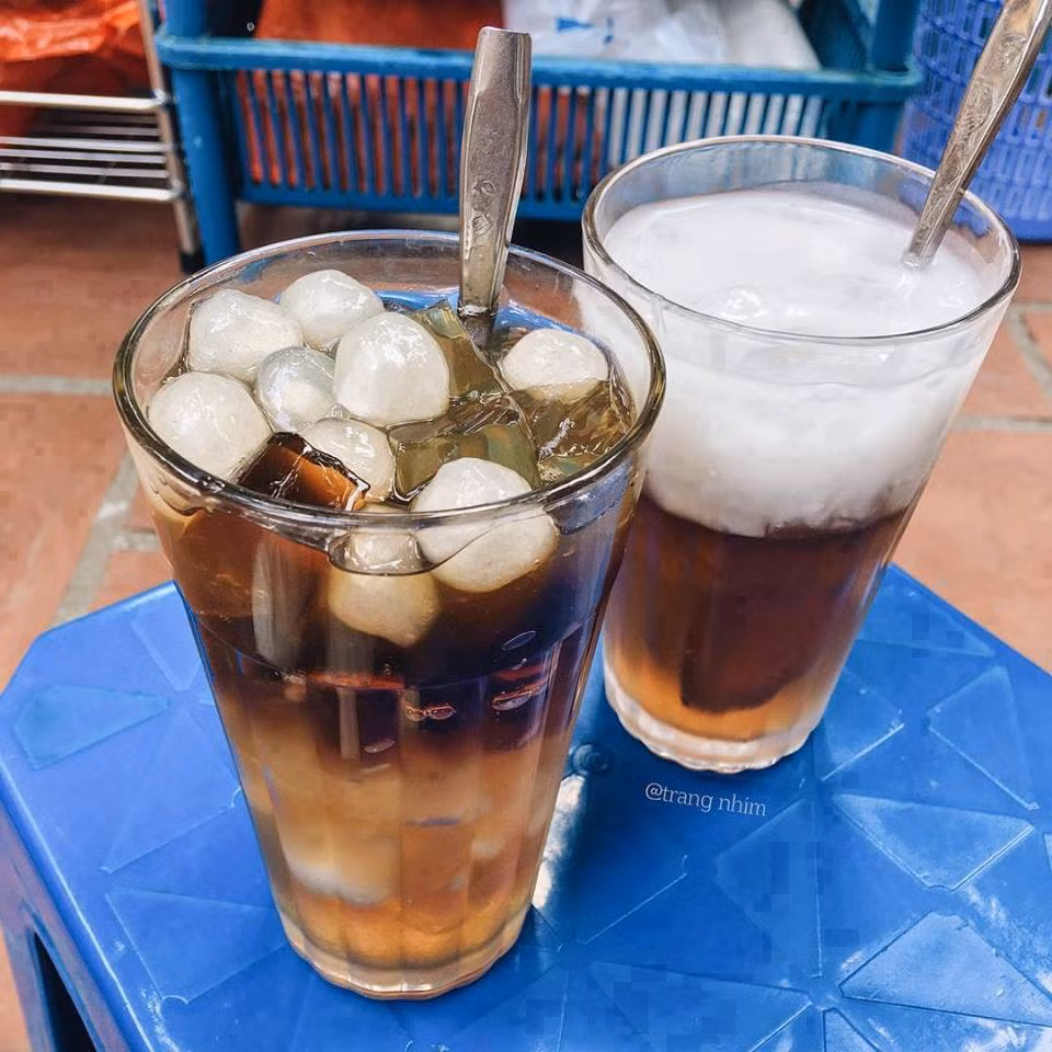 Trà thạch chân trâu trắng: Điểm nhất của món thạch rau câu này chính là thạch trà đen và chân trâu trắng trong suốt dẻo dẻo. Bạn có thể mua sẵn hoặc tự mua nguyên liệu về chế biến món này tại nhà. Chắc chắn bạn sẽ thích món ăn này vì khi ăn miếng thạch thơm nhẹ mùi trà rất lạ miệng. Ảnh: Trang nhím.