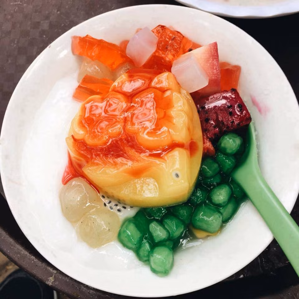 Thạch hoa quả tổng hợp cũng là món chè ăn yêu thích của nhiều người trong mùa hè. Nếu yêu thích hương vị loại quả nào đó bạn chỉ cần ép nước quả tươi rồi nấu với bột thạch rau câu bán sẵn sau đó ướp lạnh là xong. Cầu kỳ hơn bạn hãy cắt trái cây tươi thành miếng nhỏ và cho vào âu thạch trước khi để vào tủ lạnh để có thể vừa ăn vừa ngắm cho đã mắt. Ảnh: Monngonhanoi.