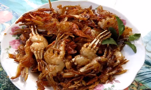 Tiếp theo, cho ghẹ vào chảo chiên ngập dầu tới khi ghẹ chín vàng giòn cả chân là được. Ảnh: Hải sản Sầm Sơn.