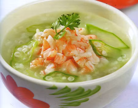 Ruột bầu cũng là phần hay bị bỏ đi khi chế biến món ăn. Tuy nhiên, ruột bầu trắng mượt, mềm và ngọt tự nhiên nên bạn vẫn có thể tận dụng ruột bầu để nấu canh đậu xanh hoặc nấu với tôm như món ăn gợi ý ở trên. Ảnh: Bếp quê.