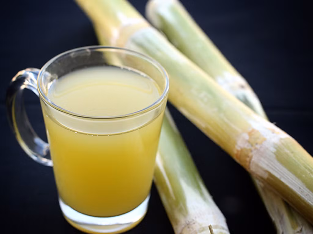 Nước mía tươi ép cùng miếng quất tươi rất tốt cho người nóng trong, cơ địa bị nhiệt, hay bị viêm nhiệt miệng, cổ họng khô khát, sốt cao mất nước do cảm nóng. Ảnh: Dân việt.