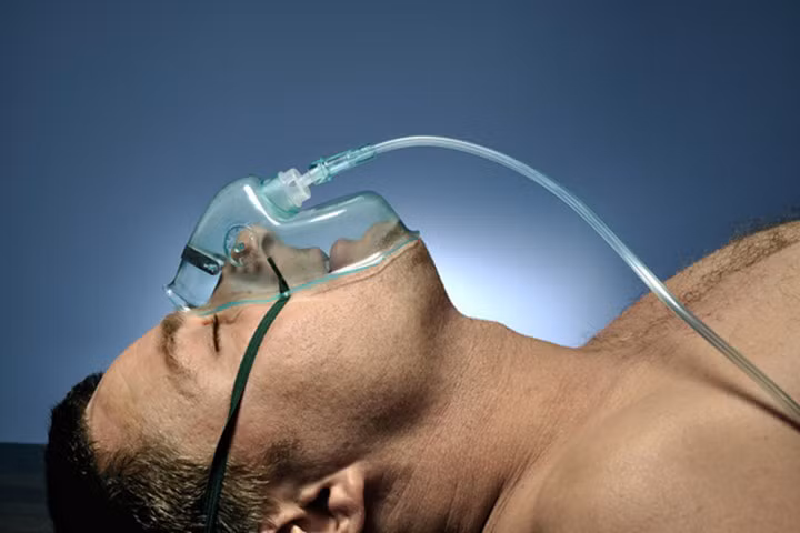 Ngoài ra, khi ăn thịt lợn tái sống mọi người có thể còn phải đối mặt với liên cầu lợn dẫn đến sốt cao, rối loạn trí nhớ, ý thức, viêm màng não nặng hơn thì hôn mê sâu… Ảnh: Báo mới.