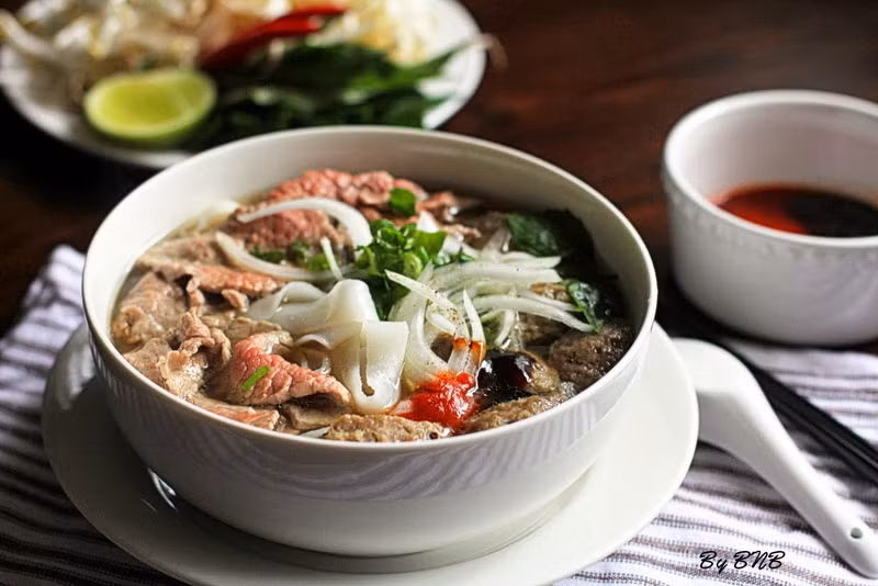 Thường xuyên ăn phở tái có thể bị nhiễm sán dải bò: Thịt bò không được nấu chín sẽ có ấu trùng sán, khi ăn vào cơ thể ấu trùng sẽ lớn lên và bắt đầu bám vào niêm mạc ruột, hút chất dinh dưỡng và gây hai cho sức khỏe của bạn. Ảnh: Vào bếp nấu ăn.