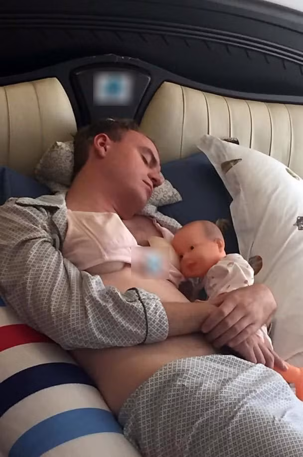 Jamie cũng phải dỗ dành, chăm sóc em bé những lúc bé khóc, quấy, đói, buồn ngủ hoặc muốn đi vệ sinh.